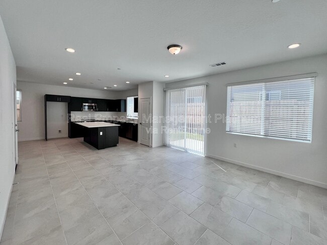 Building Photo - 2915 E Tierra Dr
