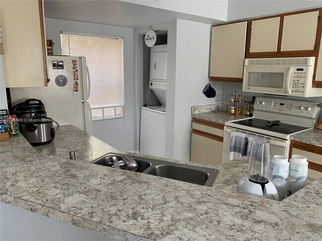 Building Photo - 9999 Summerbreeze Dr