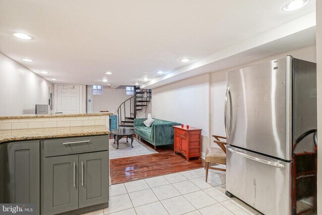 Building Photo - 522 Montrose St