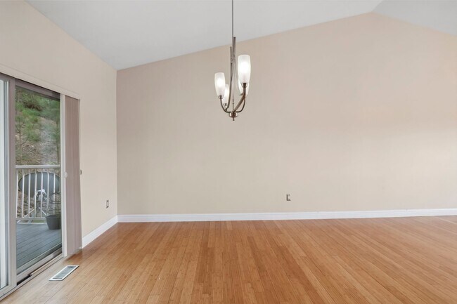 Building Photo - Beautiful Woodridge Home