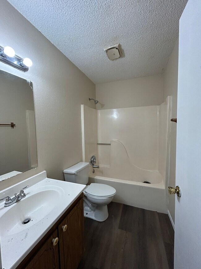 Building Photo - 2 Bedroom Townhouse in Arnold