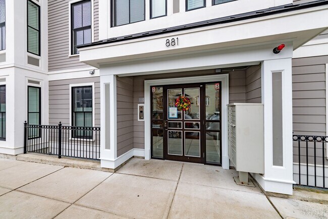 Building Photo - 880 E 2nd St