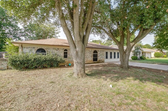 Building Photo - Move In Special - 1/2 off 1st months rent