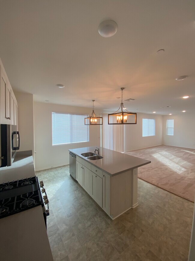 Building Photo - 6032 Mariposa Dr