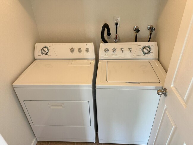 Building Photo - Brandychase at Eastmoor Park 2 Bed 2 Bath Condo!