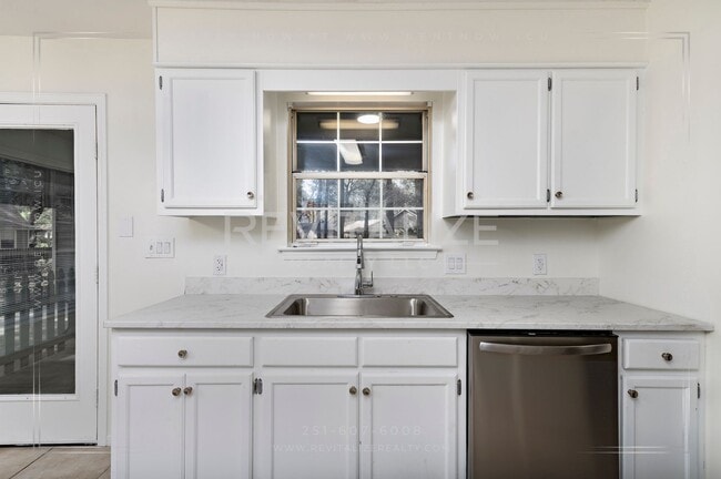 Building Photo - Sweet Cottage-esque 3-Bed 2-Bath in Daphne!