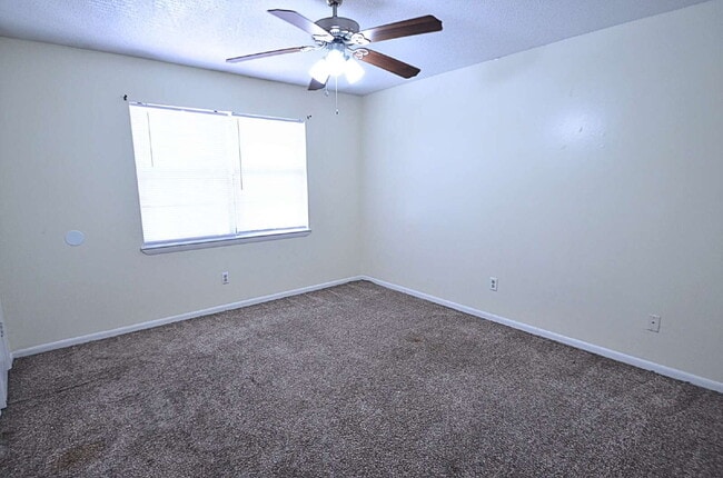 Building Photo - MOVE-IN SPECIAL: $300 OFF FIRST MONTH'S RENT!!