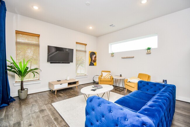 Building Photo - 5811 Fairdale Ln