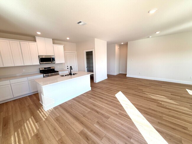 Building Photo - 2900 Woodbrook Dr