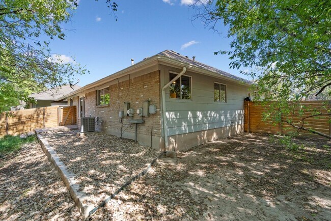 Building Photo - 1407 Avebury Cir