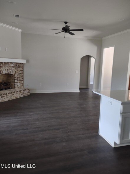 Building Photo - 464 Silver Hill Dr