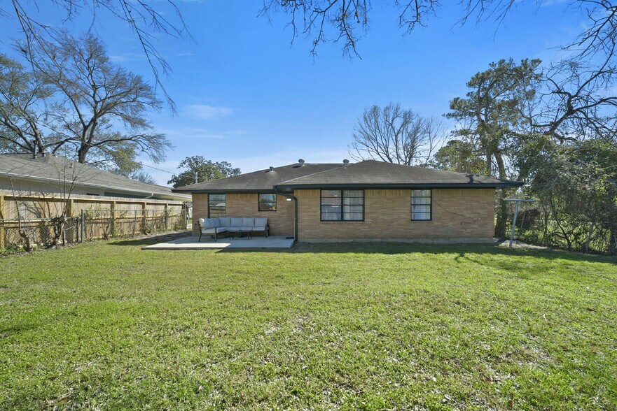 Building Photo - 5122 Hialeah Dr