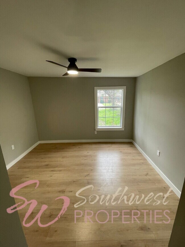 Building Photo - 981 W Oak St