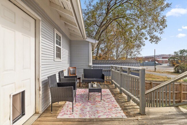 Building Photo - 207 Culberson Ave