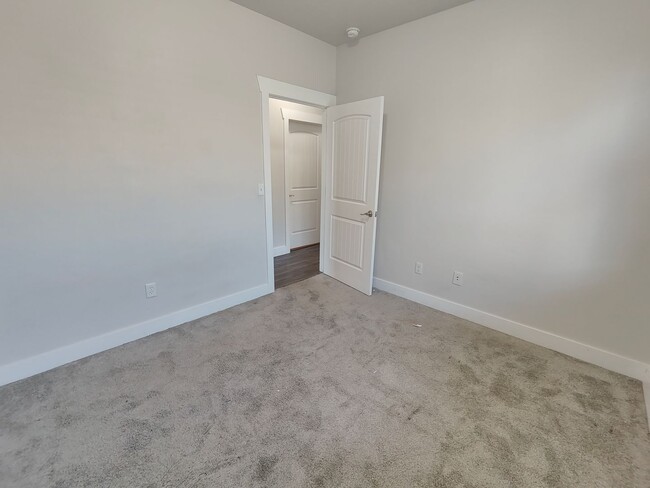 Building Photo - Charming 3-Bed, 2-Bath Condo - One Month F...