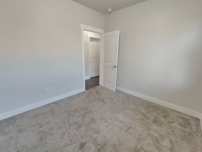 Building Photo - Charming 3-Bed, 2-Bath Condo