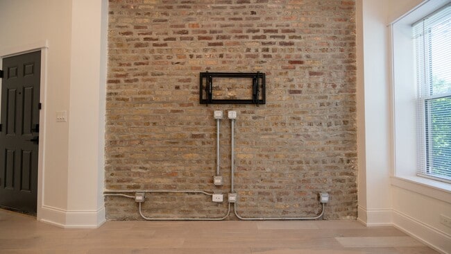 Building Photo - Stunning 3-Bedroom, 2-Bath Gem with In-Unit Washer/Dryer! Discover Uptown Living.