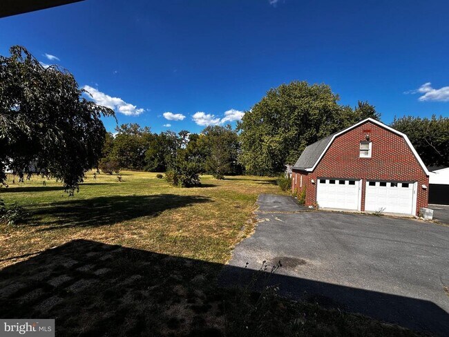 Building Photo - 3290 Shawnee Dr