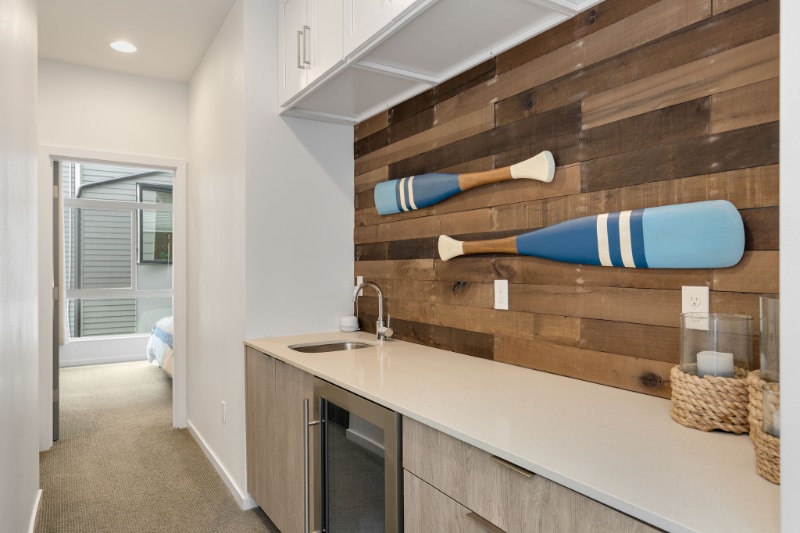 Building Photo - 921 10th Ave E