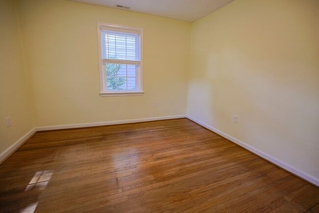 Building Photo - Beautiful 3BR/1.5BA Home in Newport News, VA - Move-in Ready!