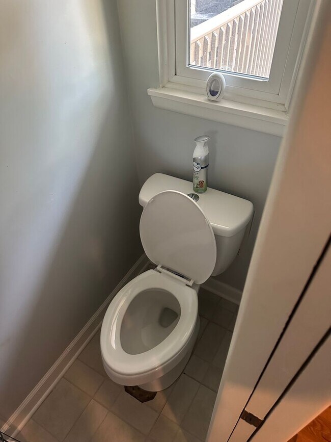 Building Photo - Brentwood - 3 bedroom, 1.5 bathroom, 1 car...