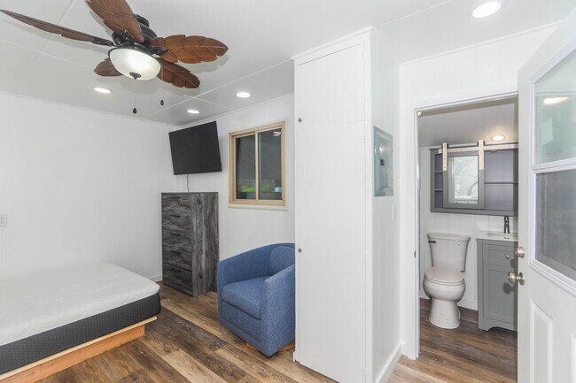 Building Photo - BK-1520