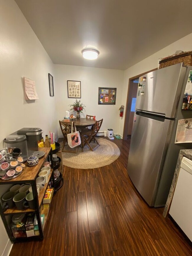 Building Photo - $1,250 | 2 Bedroom, 1 Bathroom Apartment |...