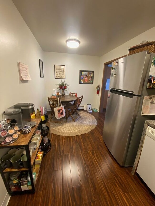 Building Photo - $1,300 | 2 Bedroom, 1 Bathroom Apartment |...