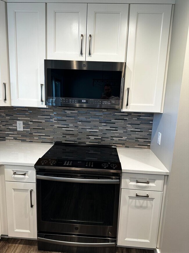 Building Photo - Beautifully Updated Two-Story Home in Sandy — Mountain Views & Big Backyard!