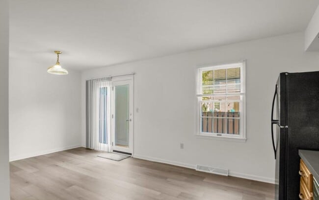 Building Photo - 653 Park Ridge Dr