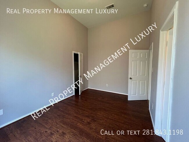 Building Photo - 25834 Palmdale Estate Drive