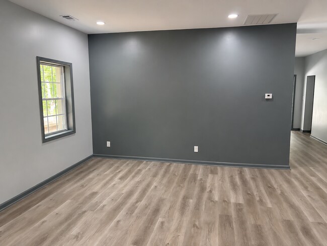 Building Photo - 542 Elm St