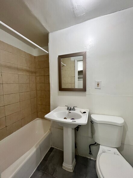 90 Armstrong Ave 2R - 88 Armstrong Ave