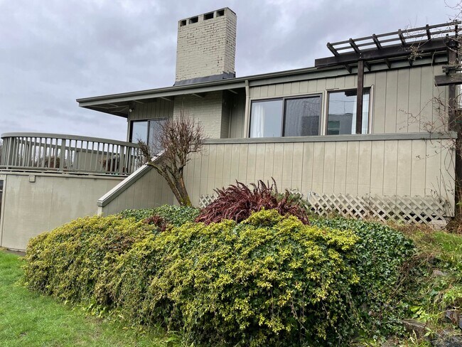 Building Photo - Magnolia Sound view home located near coveted Carleton park neighborhood