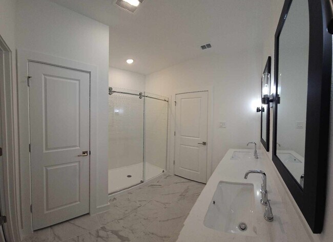 Building Photo - 8430 Bay Oaks Dr