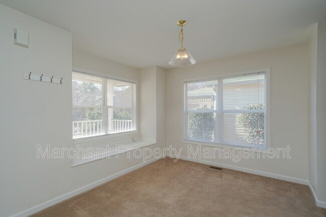 Building Photo - 335 Woodlark St