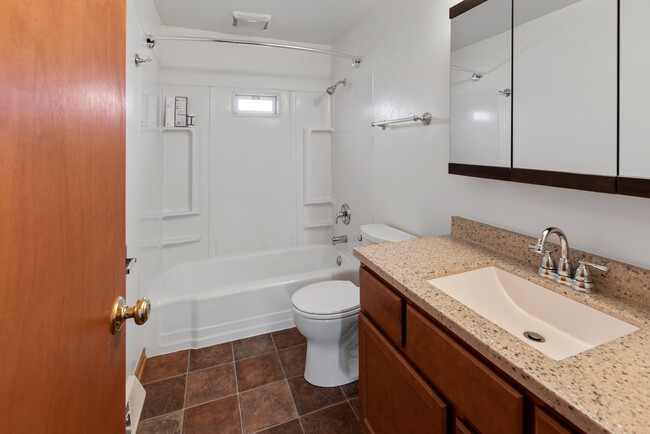 Full Bathroom - 5425 S 13th St