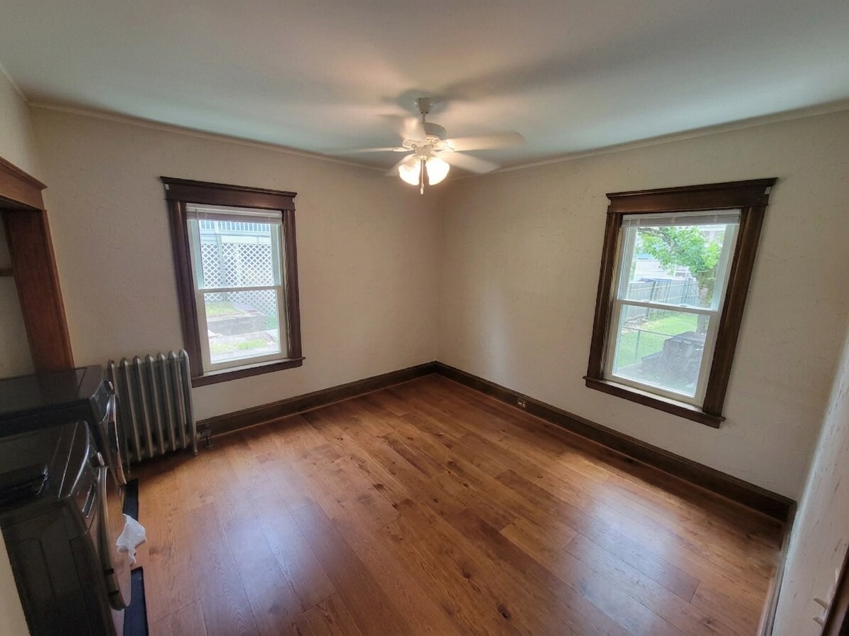 Building Photo - 301 Elm St