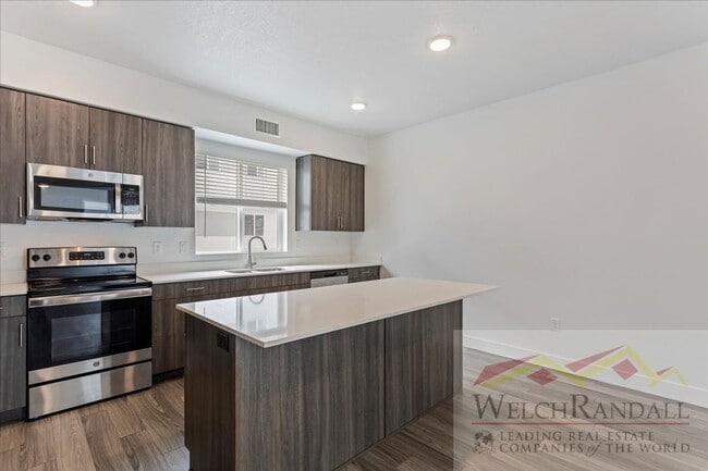 Building Photo - Beautiful 3 Bed 2.5 Bath Townhome in West ...