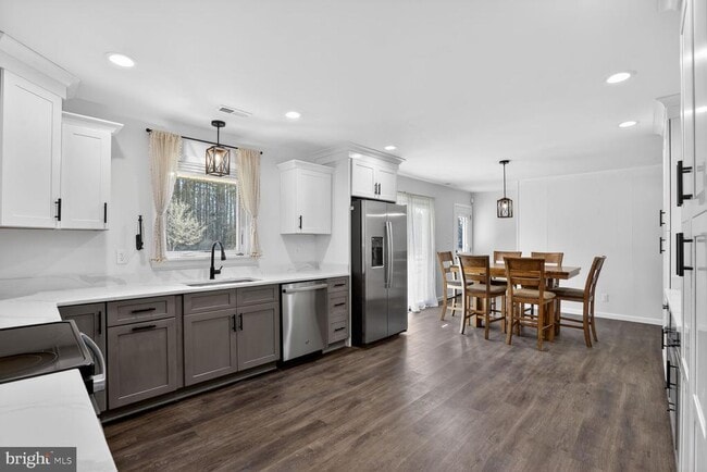 Building Photo - 10160 Dahlgren Rd