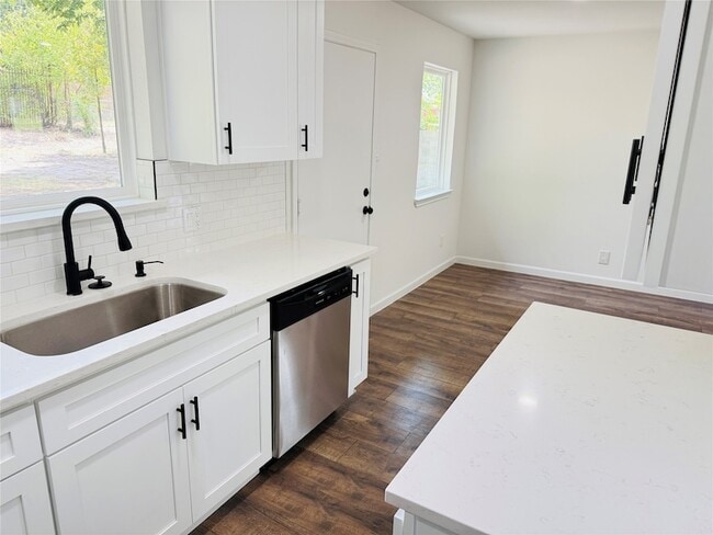 Building Photo - 740 Bimebella Ln