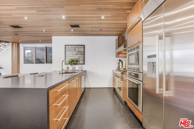 Building Photo - 661 Broadway St