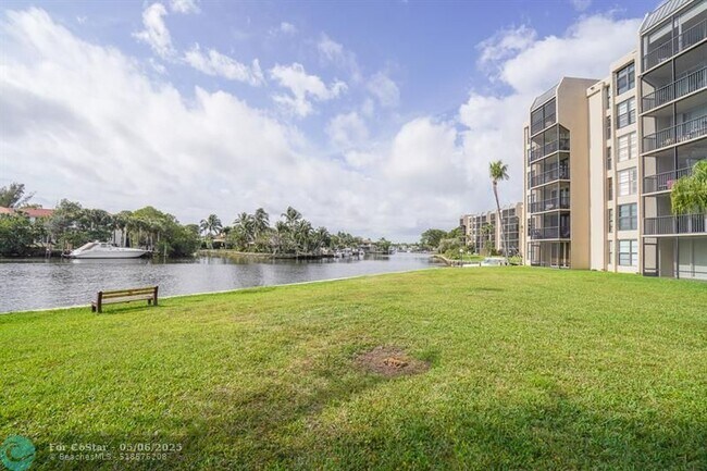 Building Photo - 7 Royal Palm Way