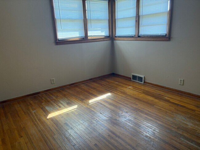 Building Photo - Cute 2 Bedroom 1 Bath Duplex