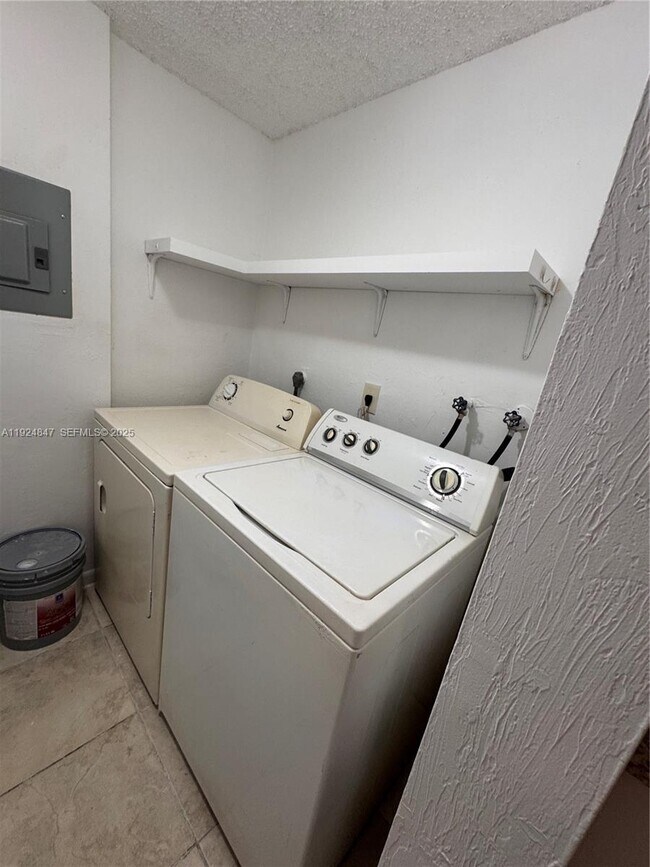 Building Photo - 3625 SW 70th Ave