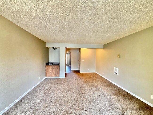 Building Photo - Affordable Top Floor Condo on Bus Route