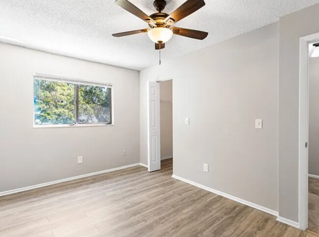 Building Photo - 2820 S Pines Dr
