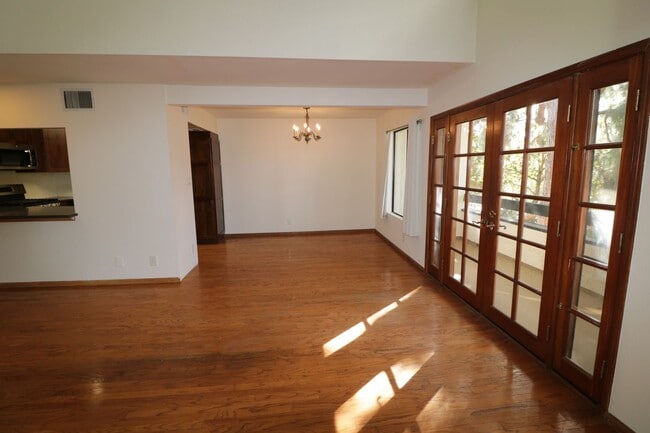 Building Photo - Studio City, 1Bed and 1.5 Bath Condo!