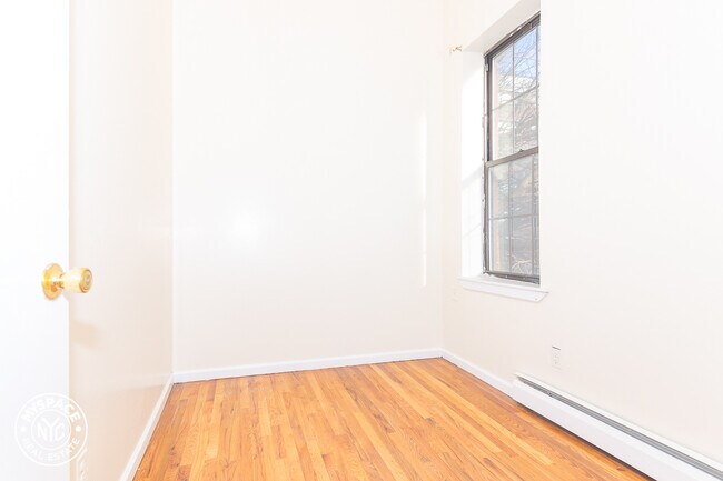 Building Photo - 132 Graham Ave