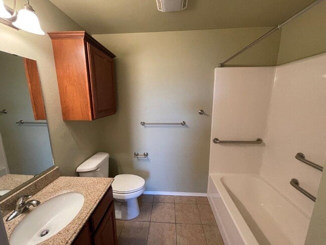 Building Photo - 2 bed Senior Living with All appliances an...